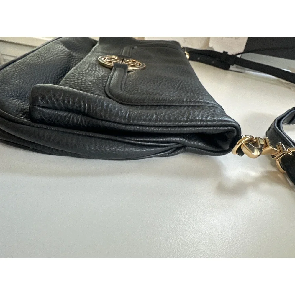 Tory‎ Burch Amanda Foldover Crossbody Bag Black Pebbled Leather Gold Logo purse